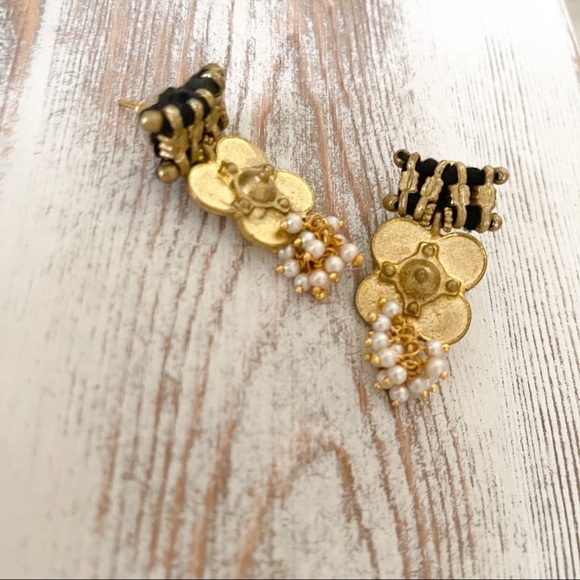 Boho Chic Flower Antique Gold Earrings - Picture 2 of 4